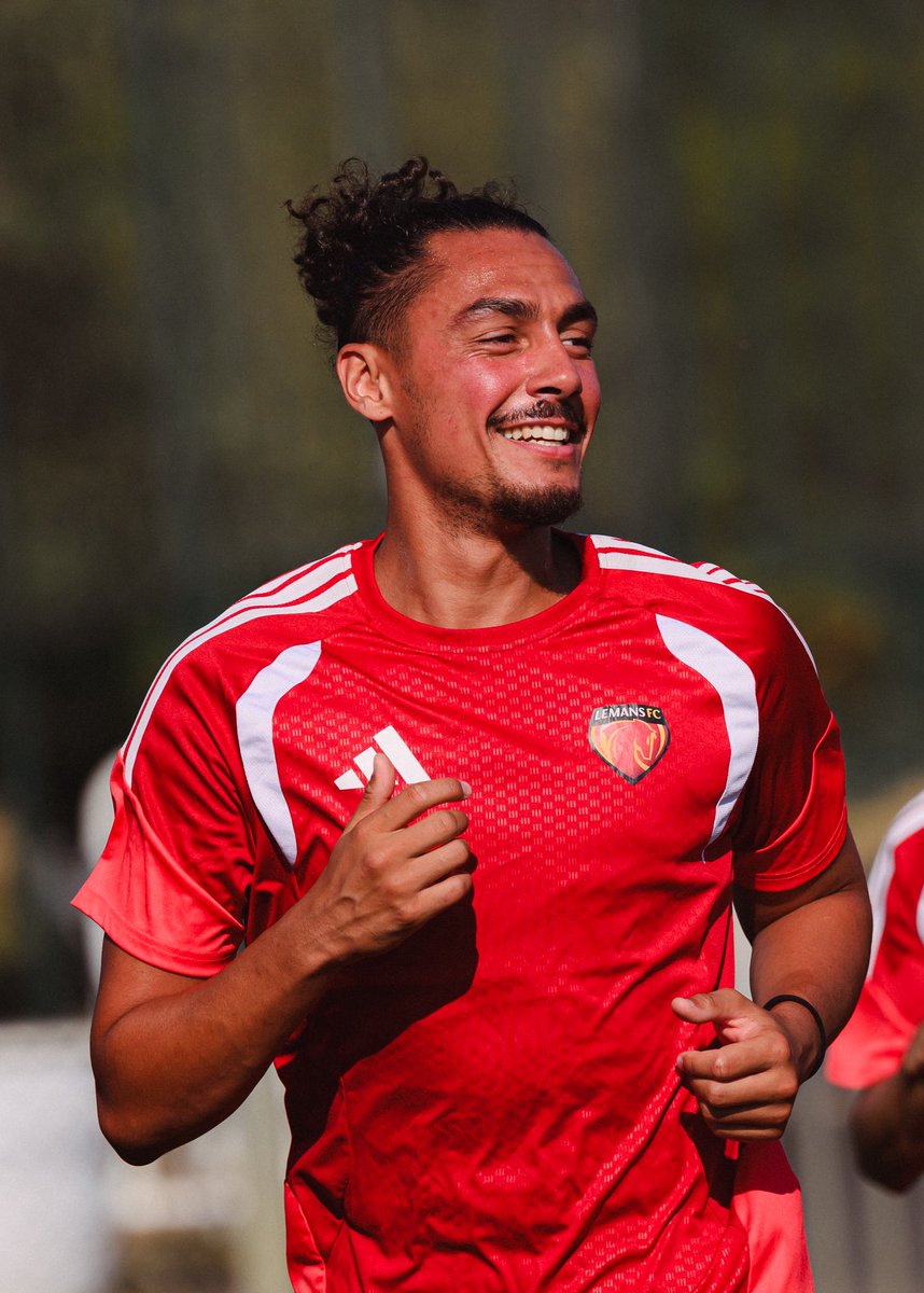 LEMANSFC's tweet photo. Entraînement dans la 𝐛𝐨𝐧𝐧𝐞 𝐡𝐮𝐦𝐞𝐮𝐫 sous la 𝐜𝐡𝐚𝐥𝐞𝐮𝐫 ☀️🏃

#AllezLeMansFC 🔴🟡 https://t.co/xoPkvUojV5