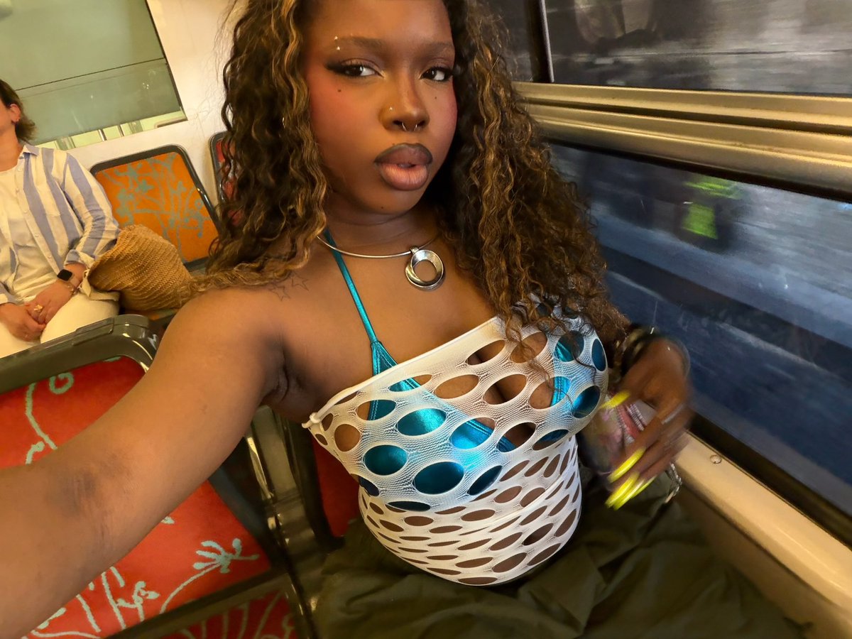 _LaureLye's tweet photo. Avant que la poussière de Yardland me rende moche et grise mdrrr https://t.co/Y0Gu6N6RRG