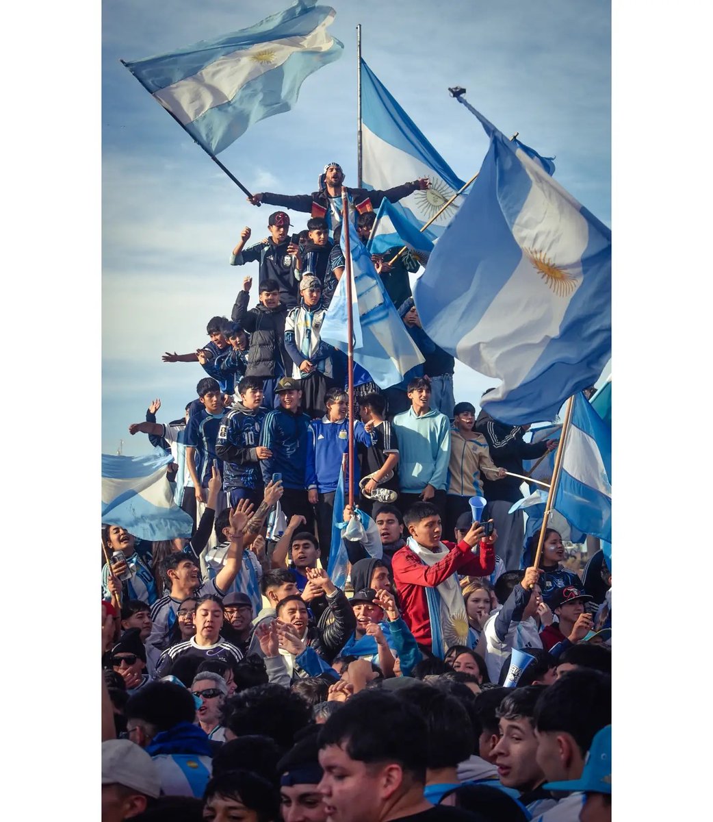 sudanalytics_'s tweet photo. No es una pintura, es una foto real.

Así se festejó en Río Negro la histórica remontada de Argentina en la Copa del Mundo.

Impresionante. 😮‍💨🇦🇷 https://t.co/LNlEA14iVO