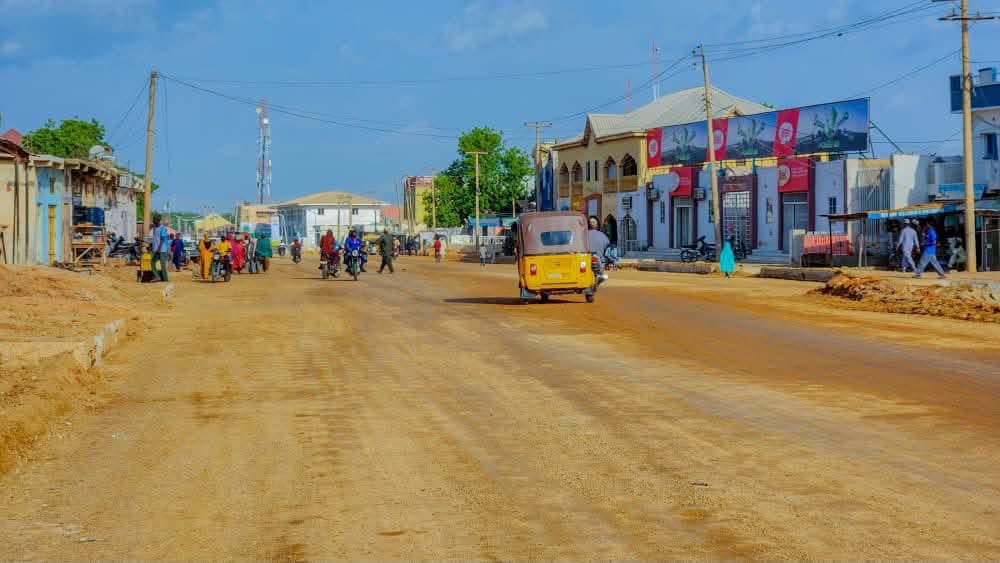 Miqdad_Jnr's tweet photo. Ongoing dualization project from CPS to Kofar Kaura Underpass by the administration of @dikko_radda in Katsina Local Government.

The dualization spans 2.4 kilometers, with 4 lanes and a 1-meter-wide central median. It will significantly contribute to the infrastructure development in the capital city.

On behalf of the good people of Katsina Local Government, we extend our heartfelt gratitude to the Executive Governor of Katsina State for this project.