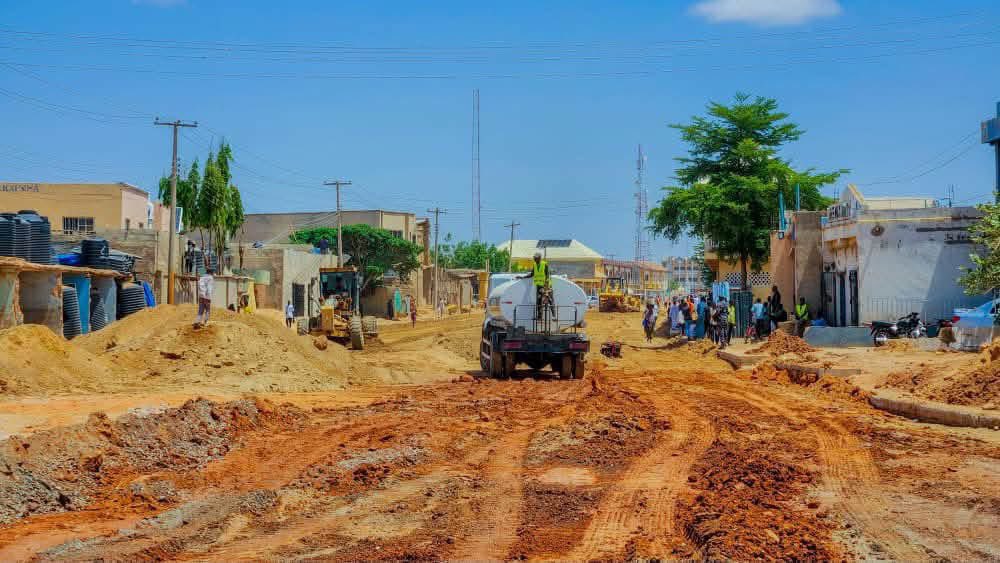 Miqdad_Jnr's tweet photo. Ongoing dualization project from CPS to Kofar Kaura Underpass by the administration of @dikko_radda in Katsina Local Government.

The dualization spans 2.4 kilometers, with 4 lanes and a 1-meter-wide central median. It will significantly contribute to the infrastructure development in the capital city.

On behalf of the good people of Katsina Local Government, we extend our heartfelt gratitude to the Executive Governor of Katsina State for this project.