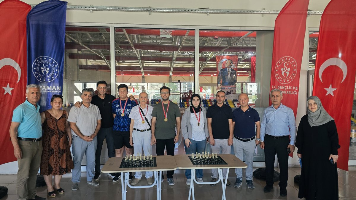 GSB_Adiyaman's tweet photo. ♟️ 2026 Adıyaman Kulüpler İl Yöre Yarışmaları Satranç Turnuvası, düzenlenen ödül töreniyle sona erdi.

Adıyaman Gençlik ve Spor İl Müdürlüğümüz ile TSF Adıyaman İl Temsilciliği iş birliğinde gerçekleştirilen turnuva, ilimizde satranca ve kulüpleşmeye olan ilginin artışını bir kez daha gözler önüne serdi.

5 kulübümüzün mücadele ettiği turnuvada Adıyaman Türkiye Petrolleri Ortaokulu Spor Kulübü şampiyon olarak Türkiye Kulüpler Şampiyonası'na katılmaya hak kazandı.

Dereceye giren tüm kulüplerimizi ve sporcularımızı tebrik ediyor, Türkiye Kulüpler Şampiyonası'nda ilimizi temsil edecek takımımıza başarılar diliyoruz. 👏🏆♟️