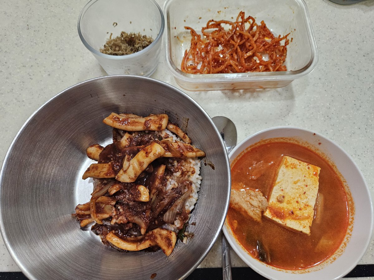 DieterSCG's tweet photo. 마운자로 2.5mg 5일 차

체중계가 잘 안된다. 싸구려라 그런가 올라갈 때마다 체중이 다르다 ㅋㅋ 이런... 매일 기록하려고 했는데. 

하나 살까 싶긴 한데 잘 모르겠다. 일단 체중계 살 때까진 체중 기록은 패스~

뭐 특별한 게 없다. 입맛이 없는 건 확실하다. 위고비 때는 전혀 못 느낀 부분이다. 확실히 마운자로가 단순히 소화지연만 시켜주는 게 아니라 식욕 부분에서도 효과가 확실하다는 느낌이다. 

아침 : 오징어 볶음 + 김치찌개 / 혈압약, 간장약, 오메가3, 비타민C 1000mg

점심 : 감자 + 고구마 + 구운계란 2개 / 비타민D 5000IU, 비타민B (감자랑 고구마는 하나씩 남김)

저녁 : 단백질 쉐이크(바빠서 사진 못 찍음)