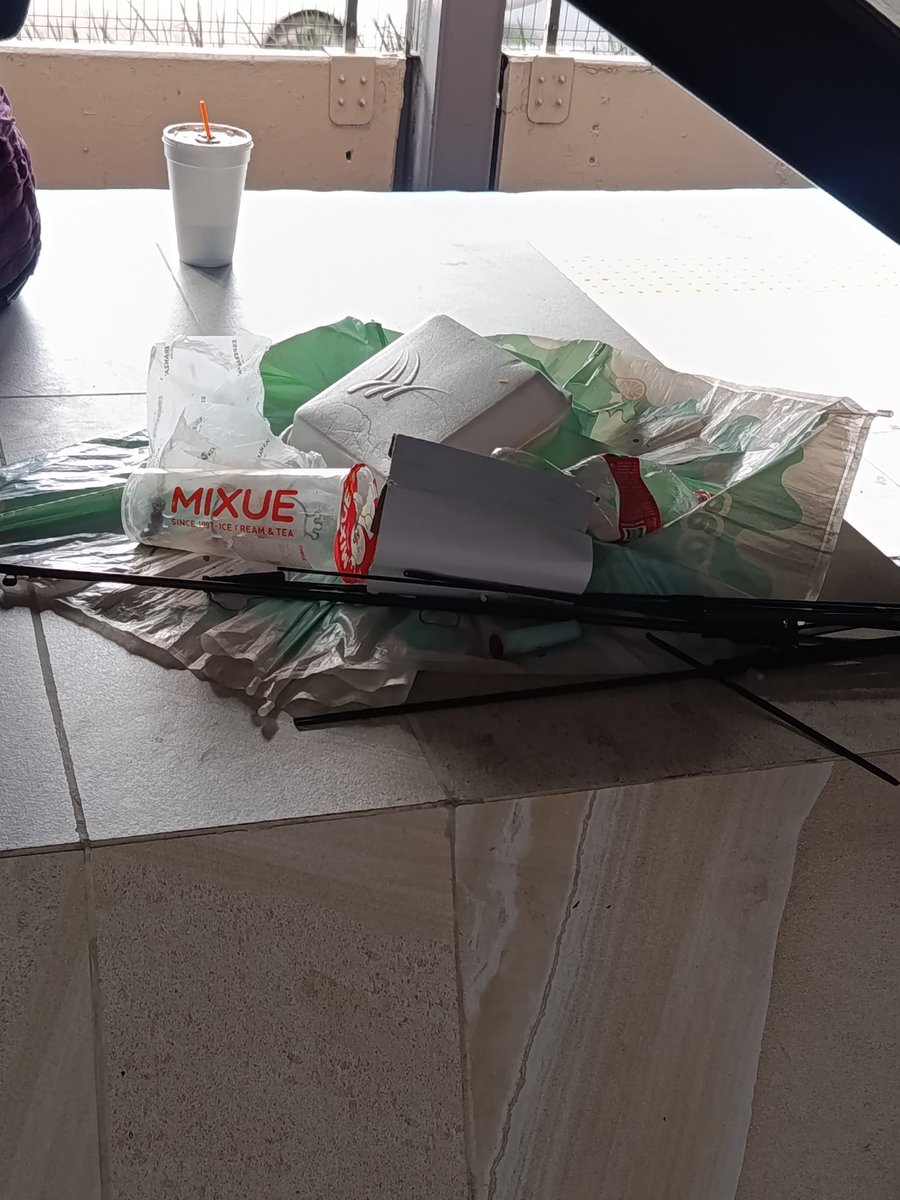 guillermovalbra's tweet photo. Una vez más basura. También van a culpar a @MetroCDMX  pedimos un transporte de primer mundo , pues seamos personas de primer mundo.
Esto es en la estación Gral. Anaya @telediario https://t.co/tLiruaNpso