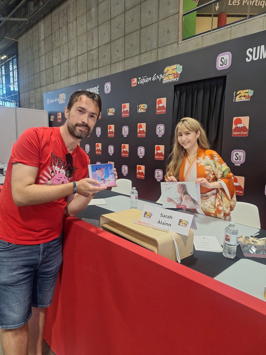Rom1_Joly's tweet photo. @SarahAlainn @japanexpo @SarahAlainnFr @AlainnSarah Je suis trop content d'avoir pu enfin te rencontrer et te voir sur scène ! Tu as un talent rare. Le public français mérite de te connaître mieux. Rendez-vous le 29 octobre pour ton premier concert solo en France 😊 https://t.co/MaGQriu0JO