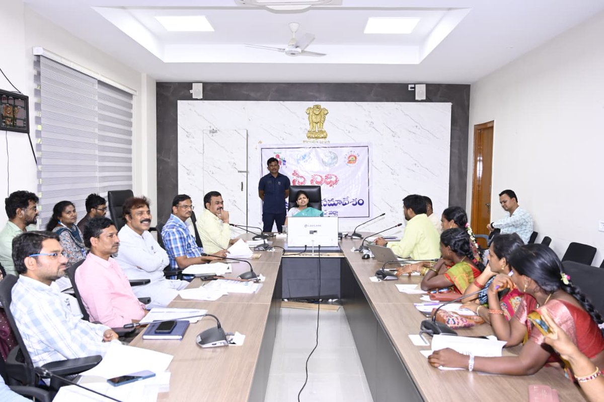 Collector_MBD's tweet photo. స్త్రీ నిధి క్రెడిట్ కోఆపరేటివ్ ఫెడరేషన్ పనితీరు, ఆర్థిక ప్రణాళికలు రుణాల పంపిణీ మీద జిల్లా కలెక్టర్ స్నేహ శబరిష్  గురువారం కలెక్టరెట్ లోని కాన్ఫరెన్స్ హల్ లో  స్త్రీ నిధి సమీక్ష సమావేశం సంబందిత అధికారులతో నిర్వహించారు. https://t.co/F4JUzsEnyO