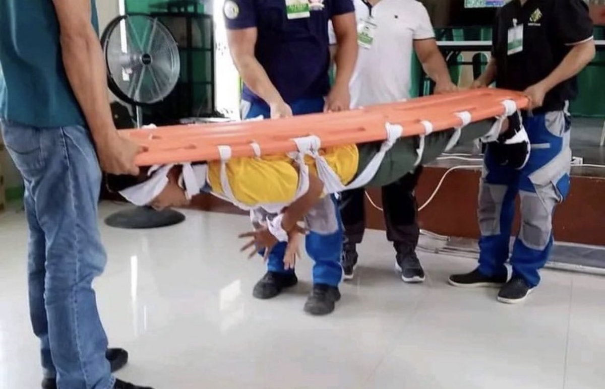 kblstgn's tweet photo. no one:

mga staff sa DQ: https://t.co/nLjj0EylYn
