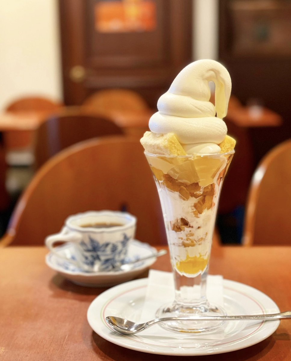 ngs_aco's tweet photo. シースクリームのパフェもあるんだよう〜！
その名も『シースパフェ』
梅月堂本店に併設されている
サロン・ド・フィーヌでいただけます😋💕
食べてみんね〜♪

※パフェの写真は以前、浜屋にあったカフェ梅月堂(現在は閉店)

#長崎 https://t.co/3O3DjPUUxo