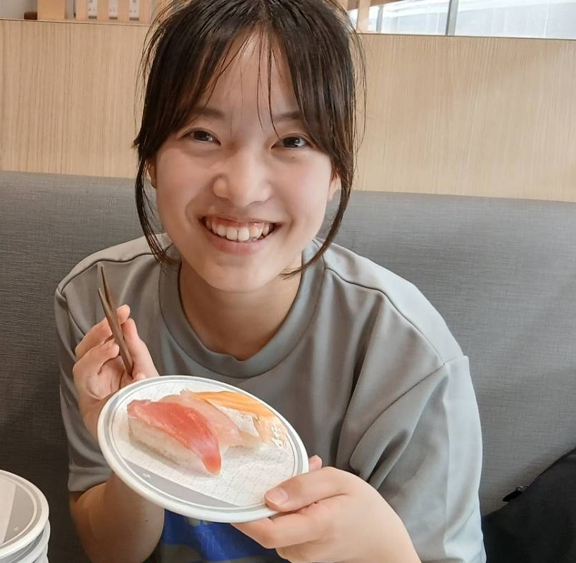 yoake_mai's tweet photo. お寿司食べにいったのー！🍣
マグロとサーモンがすきー💕
みんなはなにがすき？
#あけぼし #地下アイドル #アイドル #お寿司 https://t.co/ztGheWf3YG
