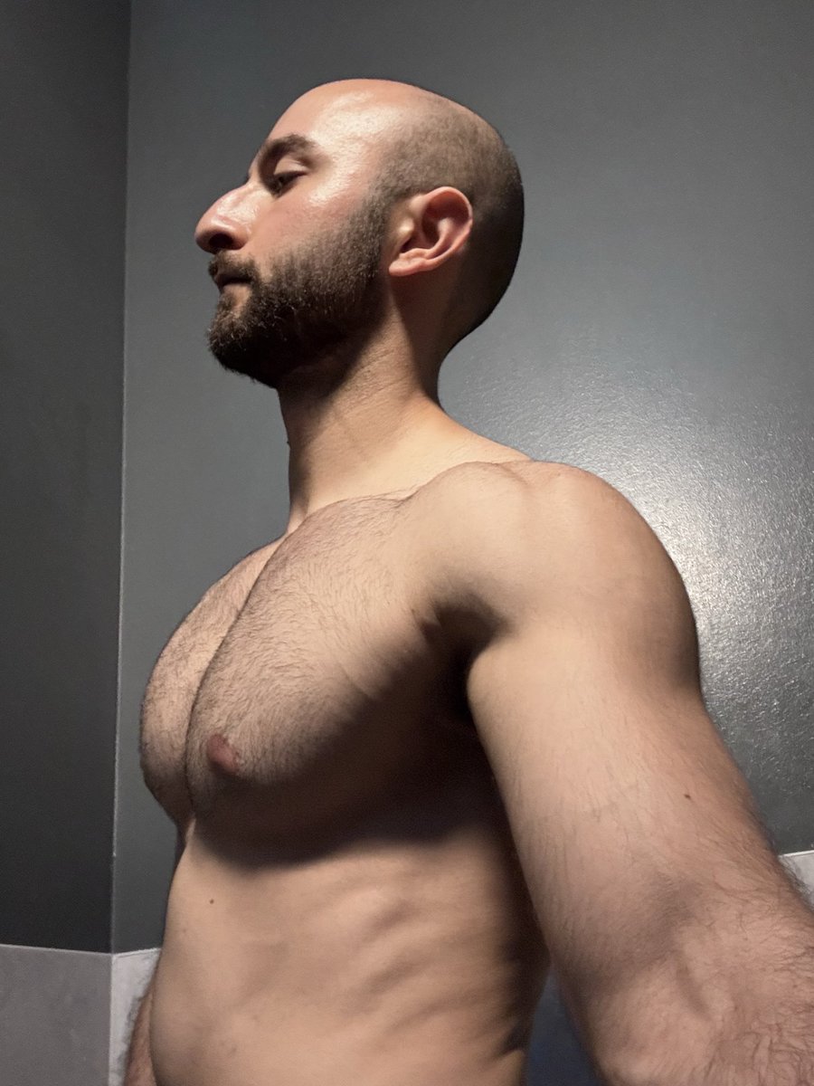 meroreloaded's tweet photo. i'm nothing but a nose and chest https://t.co/wABiGf7MrT