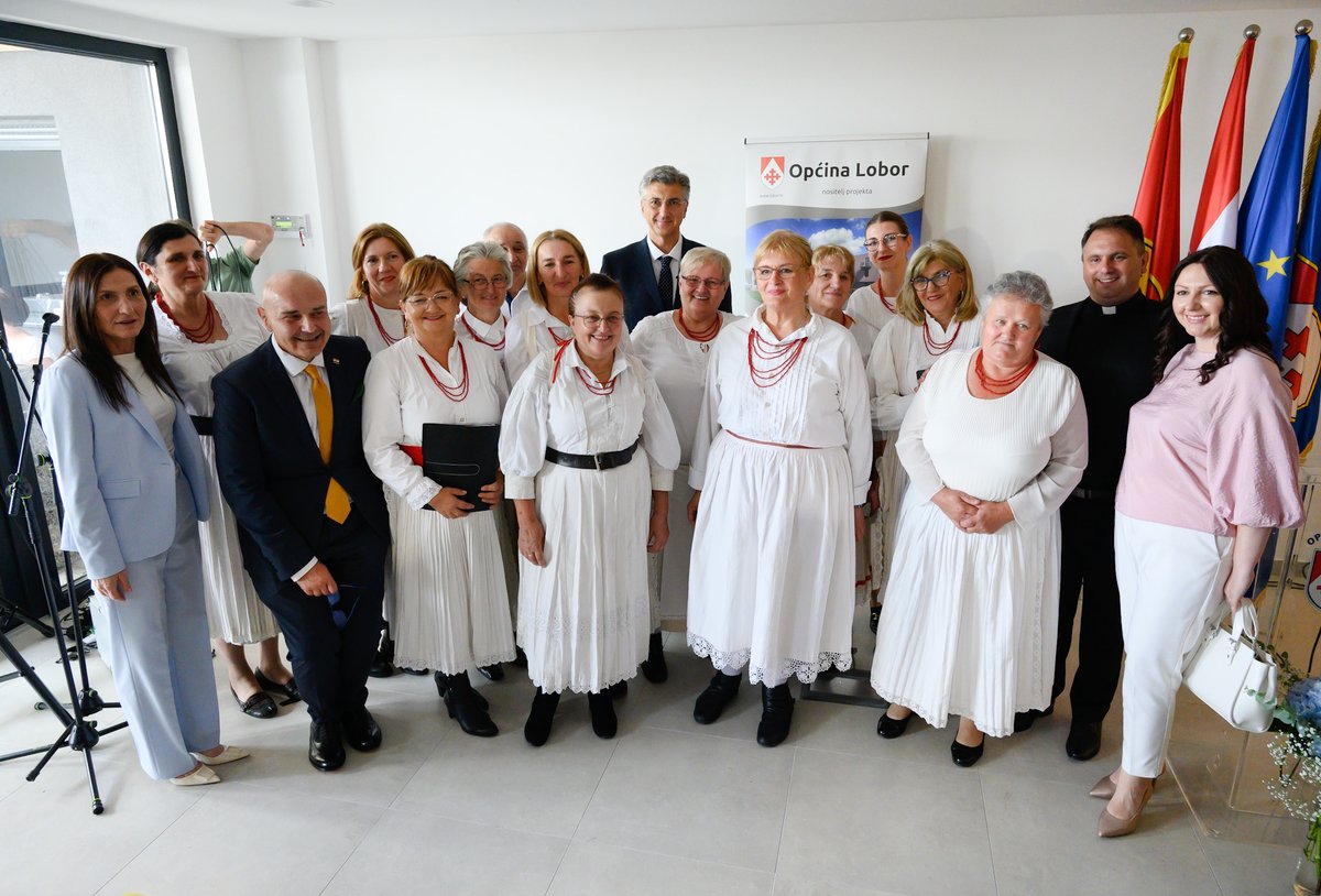 AndrejPlenkovic's tweet photo. Otvorili smo Centar za starije u Loboru, vrijedan 6,3 milijuna € #NPOO 🇭🇷🇪🇺.

❗️U posljednjih mjesec i pol dana ovo je već šesti otvoreni centar, čime potvrđujemo predanost @VladaRH razvoju kvalitetne i dostupne skrbi za naše sugrađane treće životne dobi.

✅Centar raspolaže smještajnim kapacitetom za 93 korisnika, uključujući osobe oboljele od Alzheimerove bolesti i drugih oblika demencije, a pružat će izvaninstitucionalne usluge za 186 korisnika te otvoriti 50 novih radnih mjesta.

#VladaRH i @mrms_RH kontinuirano poboljšavaju položaj umirovljenika ➡️ kontinuirano rastu mirovine, isplatili smo 11 jednokratnih novčanih dodataka vrijednih gotovo 800 milijuna €, donijeli smo povoljnije usklađivanje mirovina, omogućili smo rad uz mirovinu te smo najavili ukidanje poreza na mirovine za oko 580.000 umirovljenika.