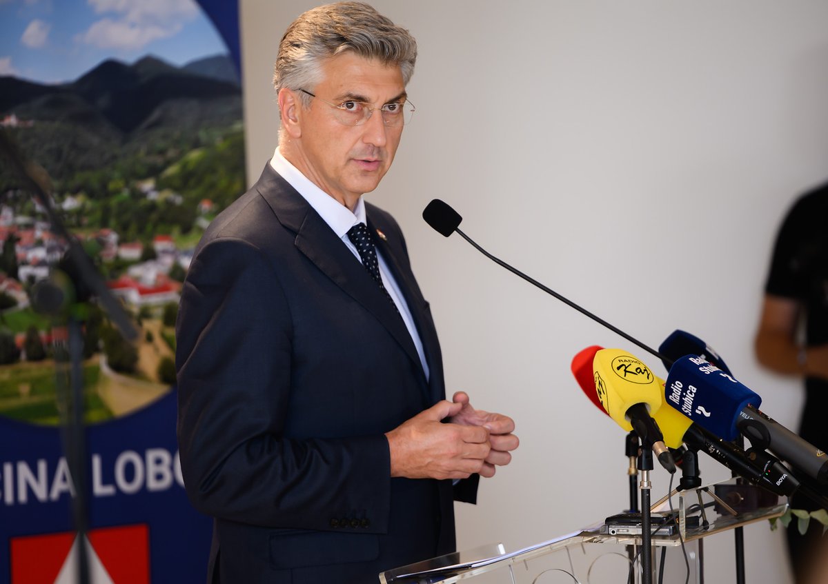 AndrejPlenkovic's tweet photo. Otvorili smo Centar za starije u Loboru, vrijedan 6,3 milijuna € #NPOO 🇭🇷🇪🇺.

❗️U posljednjih mjesec i pol dana ovo je već šesti otvoreni centar, čime potvrđujemo predanost @VladaRH razvoju kvalitetne i dostupne skrbi za naše sugrađane treće životne dobi.

✅Centar raspolaže smještajnim kapacitetom za 93 korisnika, uključujući osobe oboljele od Alzheimerove bolesti i drugih oblika demencije, a pružat će izvaninstitucionalne usluge za 186 korisnika te otvoriti 50 novih radnih mjesta.

#VladaRH i @mrms_RH kontinuirano poboljšavaju položaj umirovljenika ➡️ kontinuirano rastu mirovine, isplatili smo 11 jednokratnih novčanih dodataka vrijednih gotovo 800 milijuna €, donijeli smo povoljnije usklađivanje mirovina, omogućili smo rad uz mirovinu te smo najavili ukidanje poreza na mirovine za oko 580.000 umirovljenika.