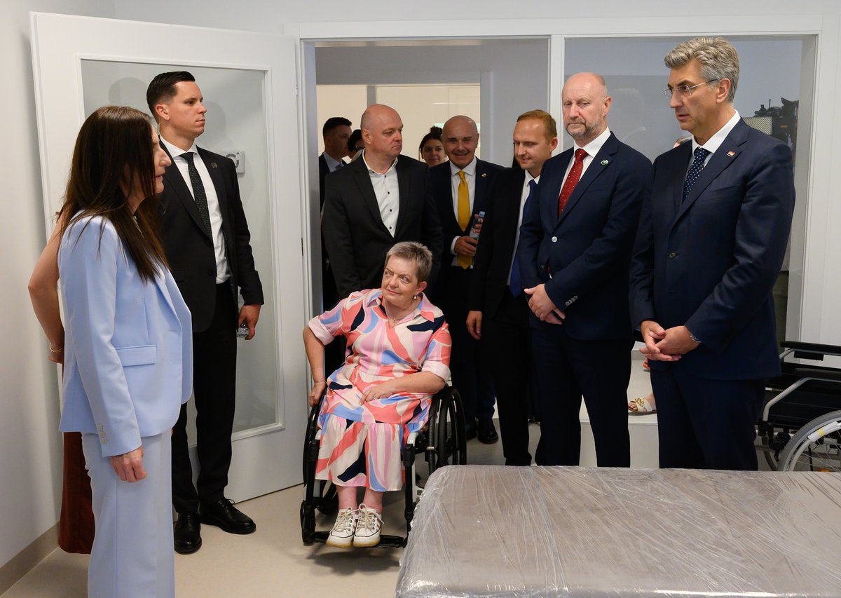 AndrejPlenkovic's tweet photo. Otvorili smo Centar za starije u Loboru, vrijedan 6,3 milijuna € #NPOO 🇭🇷🇪🇺.

❗️U posljednjih mjesec i pol dana ovo je već šesti otvoreni centar, čime potvrđujemo predanost @VladaRH razvoju kvalitetne i dostupne skrbi za naše sugrađane treće životne dobi.

✅Centar raspolaže smještajnim kapacitetom za 93 korisnika, uključujući osobe oboljele od Alzheimerove bolesti i drugih oblika demencije, a pružat će izvaninstitucionalne usluge za 186 korisnika te otvoriti 50 novih radnih mjesta.

#VladaRH i @mrms_RH kontinuirano poboljšavaju položaj umirovljenika ➡️ kontinuirano rastu mirovine, isplatili smo 11 jednokratnih novčanih dodataka vrijednih gotovo 800 milijuna €, donijeli smo povoljnije usklađivanje mirovina, omogućili smo rad uz mirovinu te smo najavili ukidanje poreza na mirovine za oko 580.000 umirovljenika.