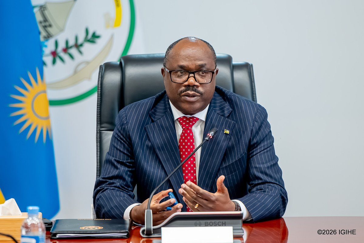 IGIHE's tweet photo. 🚨𝐀𝐌𝐀𝐊𝐔𝐑𝐔 𝐌𝐀𝐒𝐇𝐘𝐀🚨

Minisitiri w’Intebe, Dr. Justin Nsengiyumva, yatangaje ko u Rwanda ruzakira ubwato bwa mbere bw’ibikomoka kuri peteroli bingana na toni ibihumbi 40 mu mpera za Nyakanga 2026, bukazaba bugeze ku cyambu cya Tanga muri Tanzania, kandi buri kwezi hakazajya hakirwa ubwato, bikazafasha kugira ibiciro bito kandi bidahindagurika igihe kirekire.