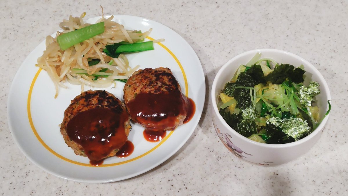mahiro_mk's tweet photo. ＊野菜ハンバーグ
＊和風サラダ

いつもの肉のハンバーグではなくて、この2つの中に人参が1/3本、玉ねぎ1/3個、セロリ1/3本のみじん切りが入っております
かなり野菜バーグです👩‍🍳

#おうちごはん
#料理好きな人と繋がりたい
#料理記録 https://t.co/IvAB7DDBRq