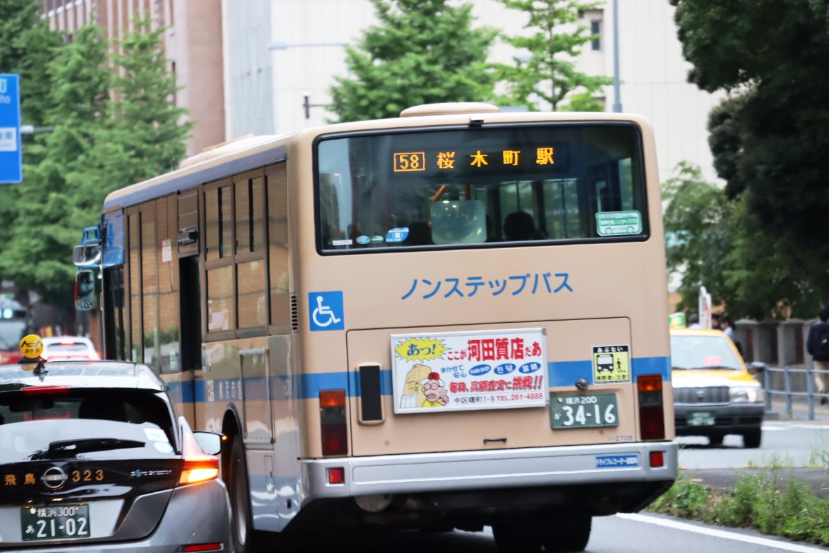 日本大通り駅県庁前で、横浜市交通局の58系統の2708の桜木町駅行きも来