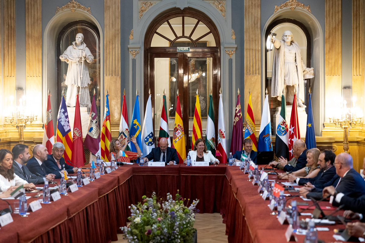parcan's tweet photo. 🏛️ @AstridPerezBat participa en la reunión de la @Coprepa sobre la implantación de la Inteligencia Artificial en los parlamentos.
La presidenta del @parcan presidirá mañana, viernes, en el @Senadoesp el Comité Permanente de la @Calrenet 
📲 https://t.co/n22hJ3uDkI https://t.co/ogv85XEd4M