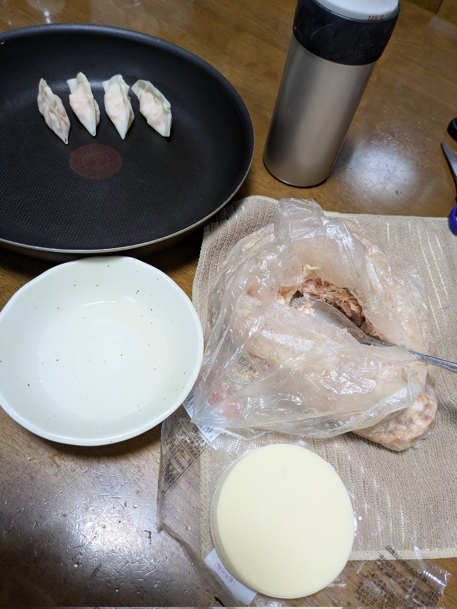 0322uta's tweet photo. こんな時間に手作り餃子🥟🤣 https://t.co/Q4re4jLode