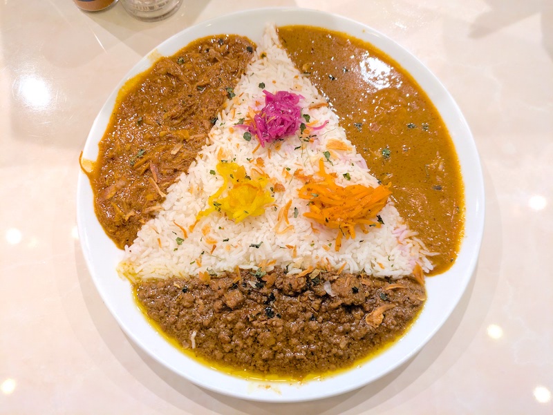 BHB_official's tweet photo. 東京駅周辺でカレーを食べるならここ！ジモコロ編集部のギャラクシー、加藤、かんち、松岡が実際に食べ歩き、本気でおすすめしたい名店・人気店を12軒厳選しました。

東京駅でカレーを食べるならここ！実際に食べて厳選した駅近の名店12選 - イーアイデム「ジモコロ」https://t.co/35MFEduLYk https://t.co/zho6kEf8HV