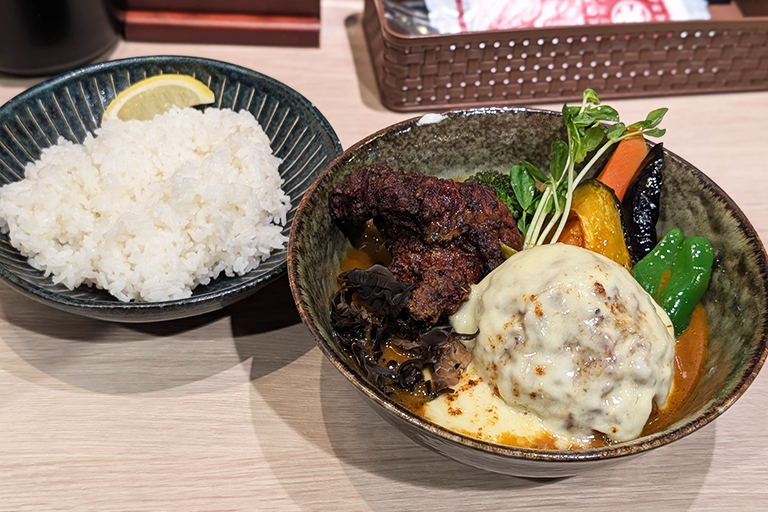 BHB_official's tweet photo. 東京駅周辺でカレーを食べるならここ！ジモコロ編集部のギャラクシー、加藤、かんち、松岡が実際に食べ歩き、本気でおすすめしたい名店・人気店を12軒厳選しました。

東京駅でカレーを食べるならここ！実際に食べて厳選した駅近の名店12選 - イーアイデム「ジモコロ」https://t.co/35MFEduLYk https://t.co/zho6kEf8HV