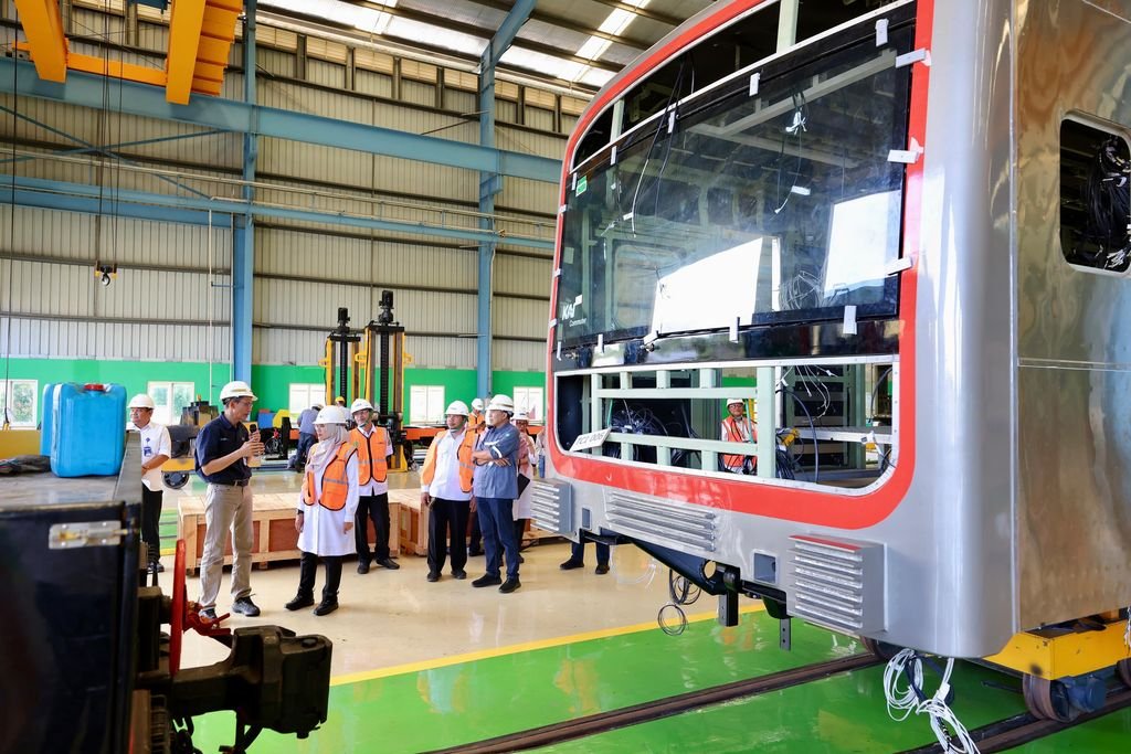 txttransportasi's tweet photo. KAI mulai menyiapkan peremajaan armada KRL Commuter Line di Jabodetabek dengan mengganti 84 rangkaian lama yang dinilai sudah tidak lagi sesuai dengan standar pelayanan transportasi modern.

Menurut Dirut KAI, Bobby Rasyidin, sebagian armada KRL yang masih beroperasi menggunakan teknologi rheostatik yang sudah tertinggal dibandingkan teknologi terbaru. Sistem tersebut membuat akselerasi kereta terasa kurang halus sehingga mengurangi kenyamanan penumpang.

Saat ini, KCI anak perusahaan KAI telah mengoperasikan 18 rangkaian KRL baru sebagai pengganti armada lama. Kemudian sebanyak 9 rangkaian baru dijadwalkan akan mulai beroperasi tahun 2026 untuk menggantikan armada lama.

Peremajaan tidak hanya dilakukan di wilayah Jabodetabek. KAI juga menyiapkan penggantian armada KRL di Daop 6 Yogyakarta & Daop 8 Surabaya seiring program elektrifikasi jalur yang tengah berjalan.

(Kompas)