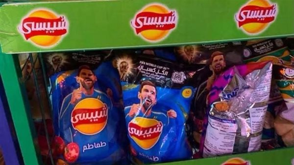 LARGOESPN's tweet photo. Empresa egípcia retira Messi das embalagens após eliminação do Egito!

A Chipsy interrompeu a produção de todas as embalagens e linhas de produtos que estampavam a imagem de Lionel Messi.

A decisão teria sido tomada após a derrota do Egito por 3 a 2 para a Argentina nas quartas de final da Copa do Mundo.

As fontes afirmam que os produtos com a imagem de Messi que ainda estão no mercado foram fabricados antes do início do Mundial e que a empresa encerrou a campanha promocional.

🗞️ Cairo 24