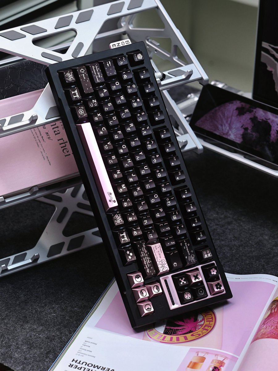SoulRose_CN's tweet photo. 🌸Black Vernal back again! #SoulRose #keyboard #keycaps https://t.co/OkNTrwmzJn
