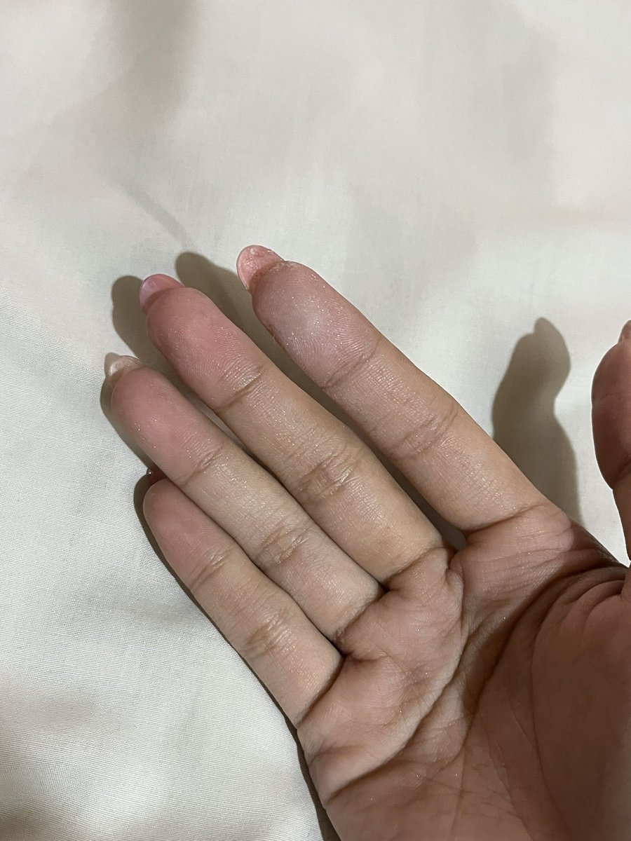 virathread's tweet photo. it has ultra-fine shimmer that gives the prettiest natural glow. jadi hasilnya tetap soft, healthy-looking, and radiant without looking shiny or overdone. they only have translucent shade https://t.co/0kloYTeTi7