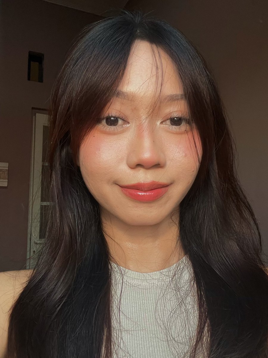 virathread's tweet photo. it has ultra-fine shimmer that gives the prettiest natural glow. jadi hasilnya tetap soft, healthy-looking, and radiant without looking shiny or overdone. they only have translucent shade https://t.co/0kloYTeTi7