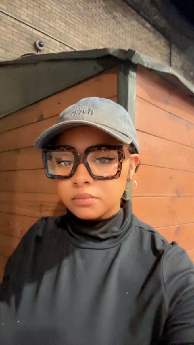 SherneeceL's tweet photo. Me: ☕️🌞 https://t.co/prKrEOjzaH