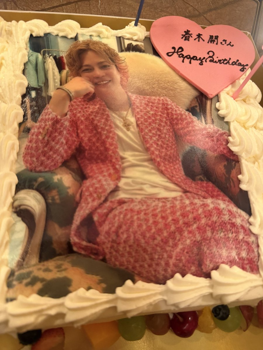 HarukiKai0628's tweet photo. こないだキャバクラ行ったら
誕生日だからってお店からケーキが🍰

ホスピタリティたりてるなぁ！と思って
シャンパンもおろしてお会計。

はにゃ！？

伝票見たら
ケーキ代3万円しれっと入ってた
確かにケーキは食べたけど
自分で頼んだわけではない

でも美味しいケーキ食べられたし
売上もつけれたと思えば結果オーライ🫶

これってキャバクラあるある？
誕生日ケーキってサービス？？
それとも伝票につくのが普通？