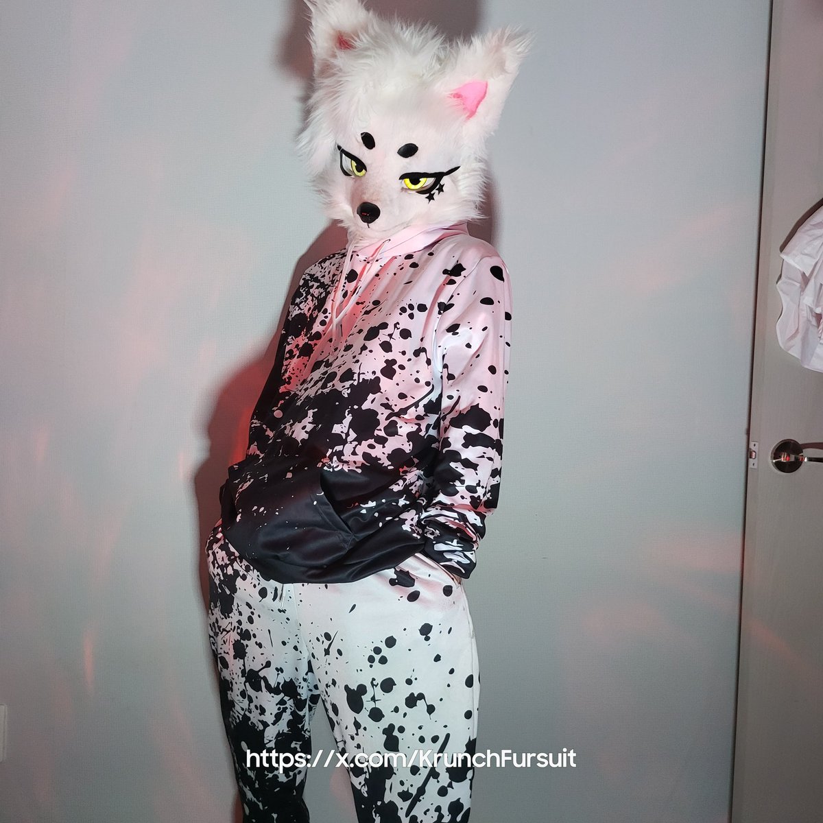 KrunchFursuit's tweet photo. One single stain may look like a scar,
but when stains gather together, they become a masterpiece.
Don’t be ashamed of your flaws.
Because to others, those scars look like a work of art.  

하나의 얼룩은 흉터로 보일지 모르지만 얼룩이 모이면 작품이 되지 너의 흠집을 부끄러워하지 마 그 흉터는 남들에겐 작품으로 보이니깐.

이 세상엔 완벽함이란 없으니깐. 완벽하지 않는 게 더 완벽해