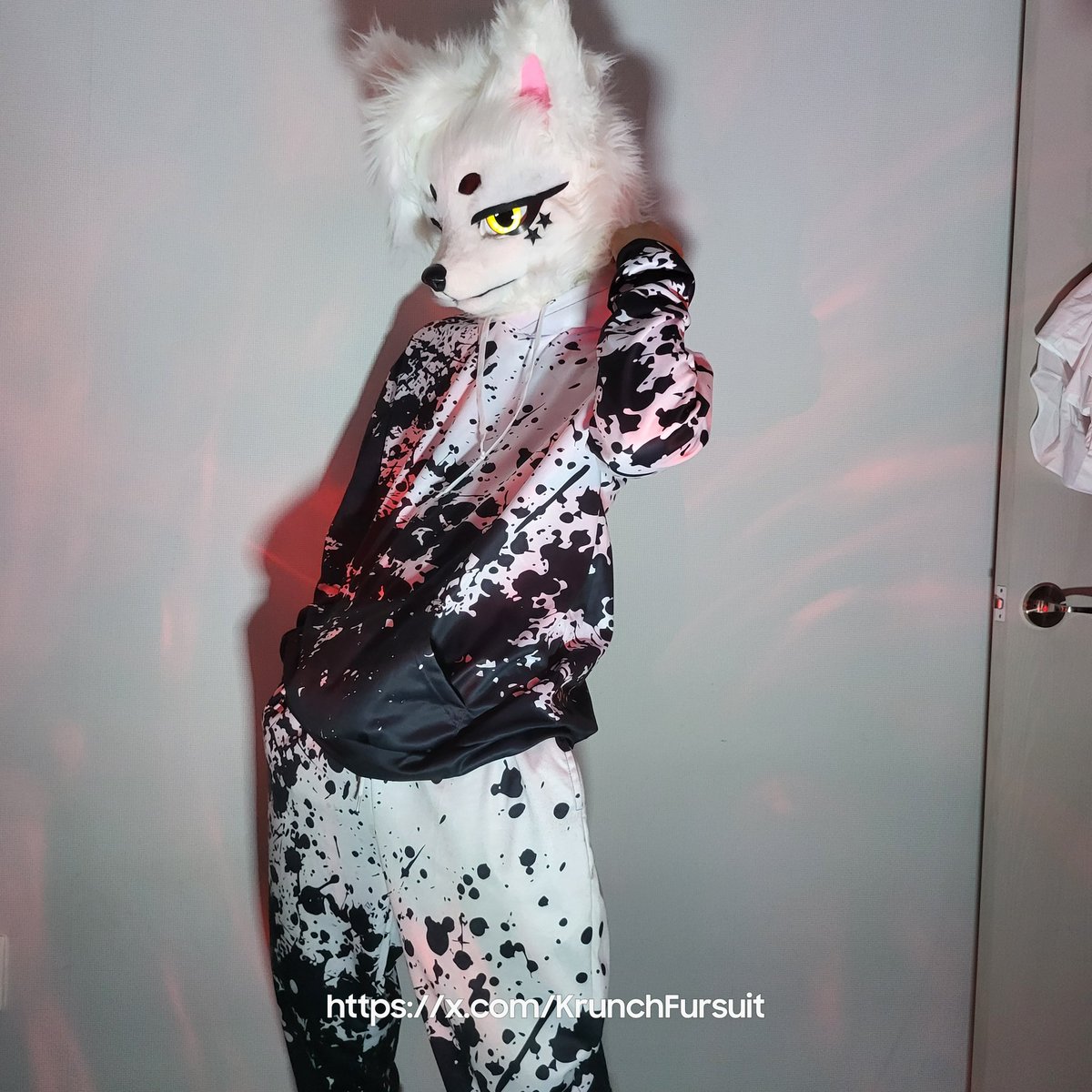 KrunchFursuit's tweet photo. One single stain may look like a scar,
but when stains gather together, they become a masterpiece.
Don’t be ashamed of your flaws.
Because to others, those scars look like a work of art.  

하나의 얼룩은 흉터로 보일지 모르지만 얼룩이 모이면 작품이 되지 너의 흠집을 부끄러워하지 마 그 흉터는 남들에겐 작품으로 보이니깐.

이 세상엔 완벽함이란 없으니깐. 완벽하지 않는 게 더 완벽해