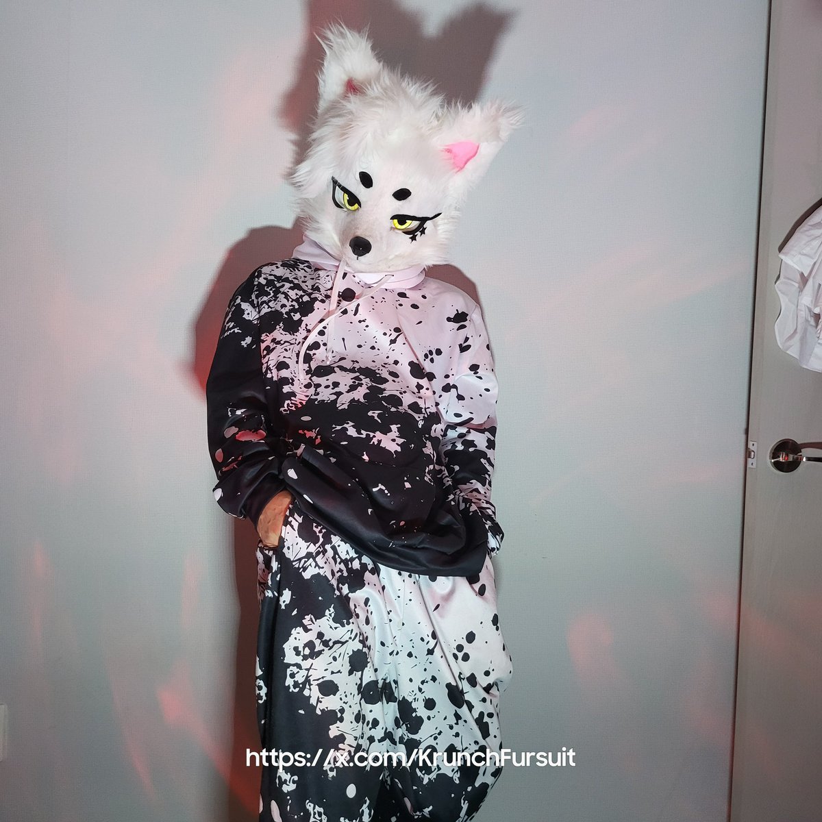 KrunchFursuit's tweet photo. One single stain may look like a scar,
but when stains gather together, they become a masterpiece.
Don’t be ashamed of your flaws.
Because to others, those scars look like a work of art.  

하나의 얼룩은 흉터로 보일지 모르지만 얼룩이 모이면 작품이 되지 너의 흠집을 부끄러워하지 마 그 흉터는 남들에겐 작품으로 보이니깐.

이 세상엔 완벽함이란 없으니깐. 완벽하지 않는 게 더 완벽해