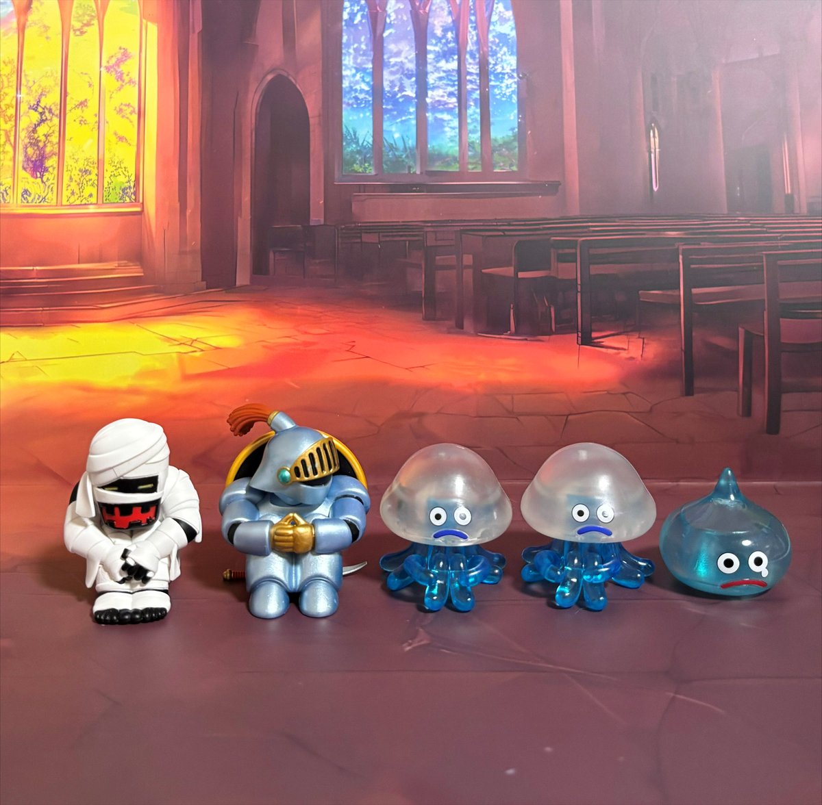 Conjurer48's tweet photo. ドラクエのまちぼうけのガチャを
近所のスーパーで見つけたが
百円玉が全然足りなかったのでセルフレジで
麦茶1本を千円札×4回で百円を錬成して回した
マドハンドがいないけど他は揃ったからヨシ
さまようよろいちょっと横向いてるのいいね～ https://t.co/OckRkE6CH9