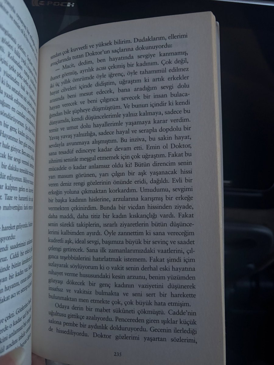 domateseevetde's tweet photo. Bir kitabın ne kadar kalp kırıcı kısımları varsa o kadar kırıcıydı. Birkaç dakika kendileriyle bakıştık. https://t.co/0HJkn2elY0