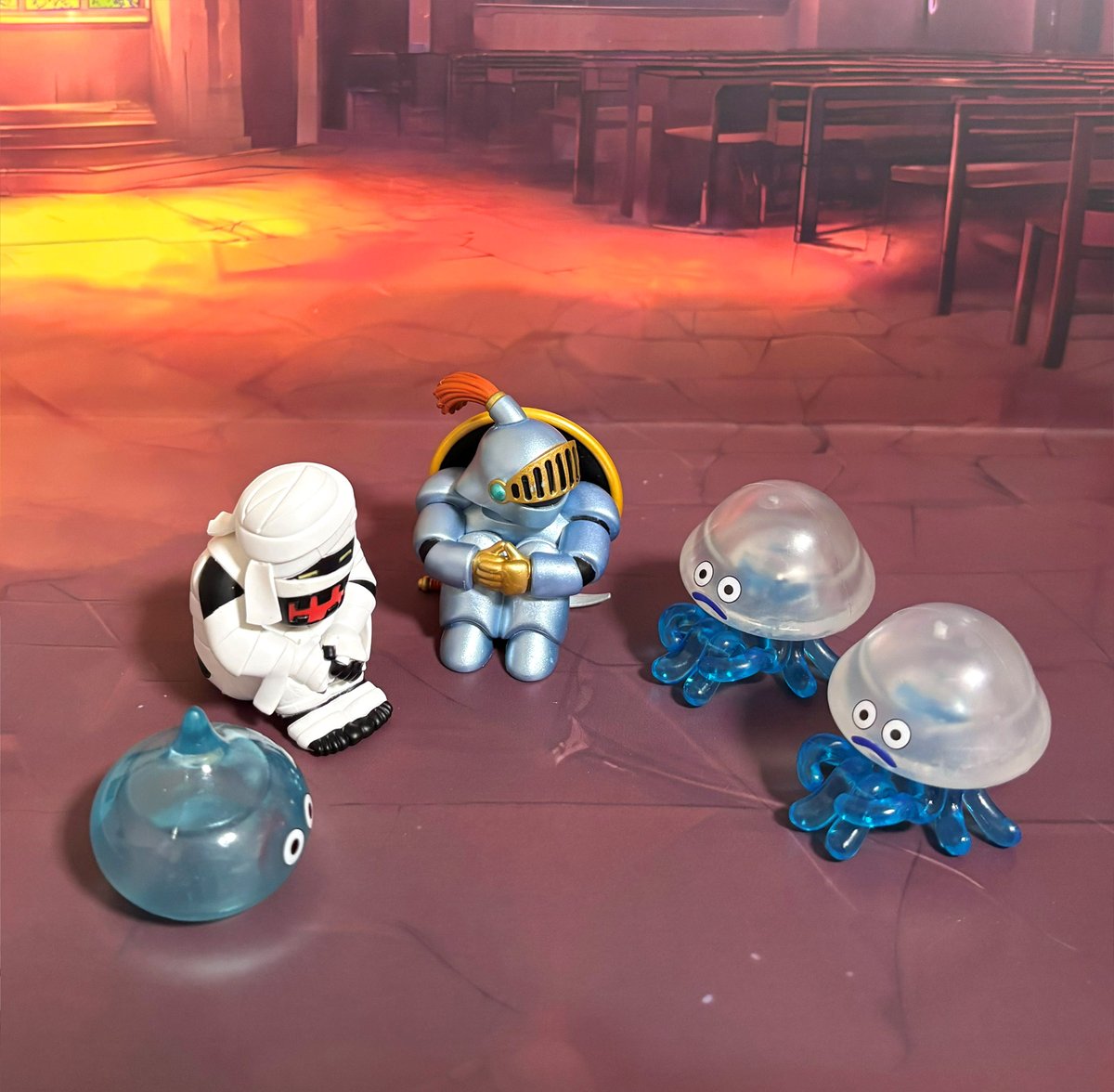 Conjurer48's tweet photo. ドラクエのまちぼうけのガチャを
近所のスーパーで見つけたが
百円玉が全然足りなかったのでセルフレジで
麦茶1本を千円札×4回で百円を錬成して回した
マドハンドがいないけど他は揃ったからヨシ
さまようよろいちょっと横向いてるのいいね～ https://t.co/OckRkE6CH9