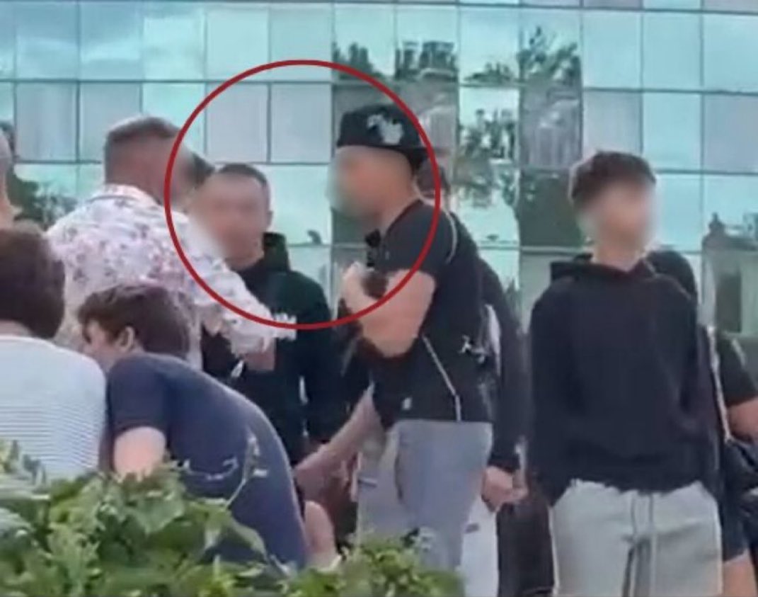 VALMICHEL7's tweet photo. Во Вроцлаве 19-летнего парня жестоко избили за то, что он украинец — говорил по телефону с родителями на украинском.

Это прямое следствие политики Навроцкого, ПиС и Конфедерации, истерики в СМИ и соцсетях.

Кстати, за русский язык “смелые” поляки никого не бьют. https://t.co/w8jqobuzMX