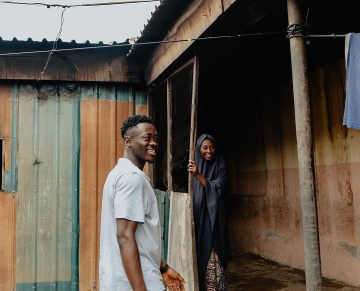 OffsideSpo13737's tweet photo. 🇳🇬 Super Eagles and Sevilla FC forward Akor Adams has returned to his roots.

The Nigerian striker paid a heartfelt visit to the community where he and his family were raised, reconnecting with the place that shaped his journey from humble beginnings to the biggest stage. https://t.co/afipFqASxT