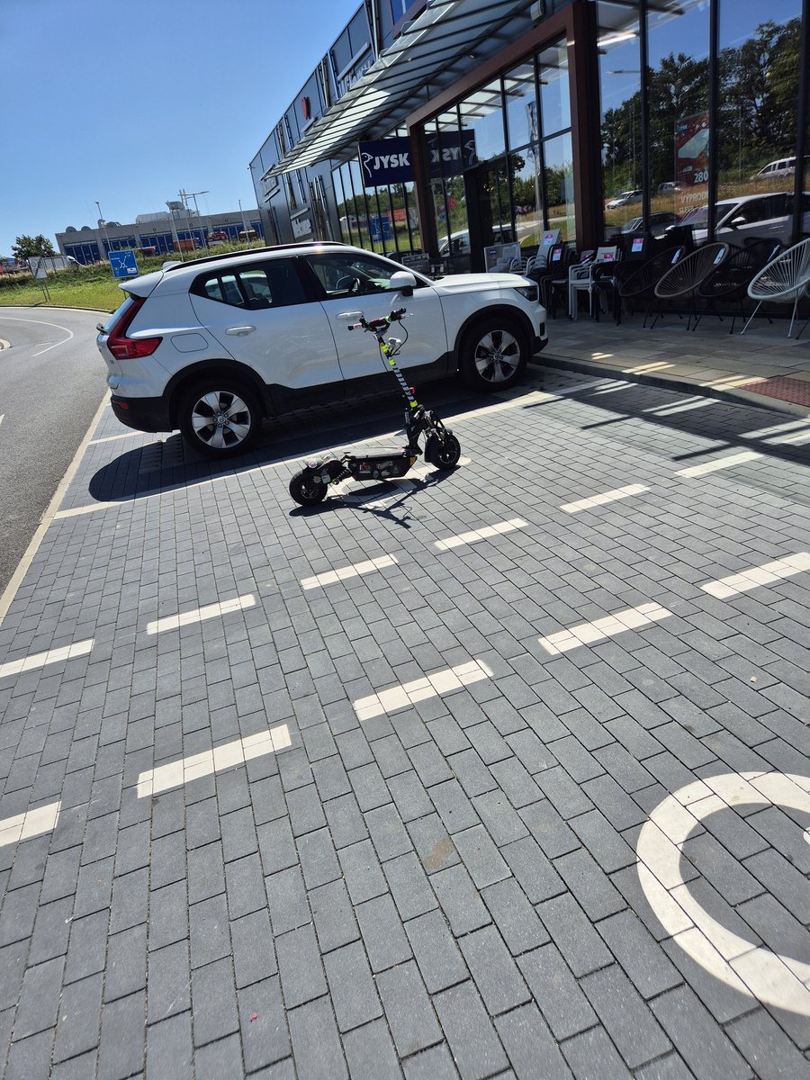 zaruba_tz's tweet photo. Přijde cigoš na elektrické koloběžce. Na poloprázdném parkovišti zaparkuje "stroj"  přímo na značce pro invalidy. Seskočí a vykroucenou chůzí odchází.
Mohou se takoví "lidé" mlátit na místě? https://t.co/O1DloK0sDR