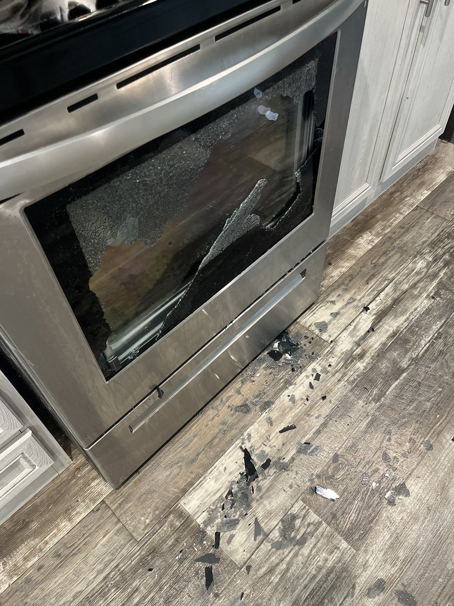 britmstovall's tweet photo. How does an oven window randomly shatter? https://t.co/yGNi5SIlz6