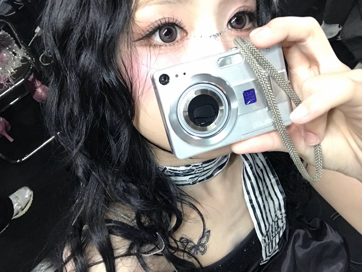 picbaemon's tweet photo. AHYEON WEVERSE UPDATE https://t.co/un6LBPI8nD