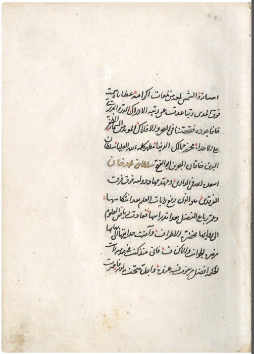 themandetective's tweet photo. Ali Kuşçu’nun, Akkoyunlu hükümdarı Uzun Hasan’a karşı kazanılan Otlukbeli Zaferi münasebetiyle Fatih Sultan Mehmed Hân’a ithaf ettiği Arapça astronomi eserinin kendi hattıyla olan nüshasının Süleymaniye Kütüphanesi’nde olduğunu biliyor muydunuz?

er-Risâletü’l-Fethiyye

Ali Kuşçu’nun bizzat yazıya geçirdiği bu eser, isminde de ima edildiği üzere Akkoyunlu Devleti’ne karşı kazanılan Otlukbeli Zaferi münasebetiyle 877/1473 yılında Fatih Sultan Mehmed Hân’a ithaf ve takdim edilmiştir. 

Osmanlı medreselerinde uzun süre ders kitabı olarak okutulan eserin içeriği teorik astronomi konusunda olup mukaddime ve üç makaleden oluşmaktadır. Altı bâbdan oluşan birinci makalede gök cisimlerinin hey’eti incelenir. On bâbdan oluşan ikinci makalede hey’etü’l-arzın açıklaması, iklimlerin taksimi, gök cisimlerinin konumlarına nispetle gereken hususlar ele alınır.

Bir mukaddime ve altı bâba ayrılan üçüncü makalede ise eb‘ad ve ecrâm miktarları hakkında bilgi verilir.

Ali Kuşçu’nun, astronominin doğa felsefesinden bağımsızlaştırılmasına yönelik temayülünü yansıtan bu eserini torunu Mîrim Çelebi (ö. 931/1525) Şerhu’l-Fethiyye, öğrencisi Gulâm Sinan (ö. 912/1506) ise Fethu’l-Fethiyye adıyla şerh etmiştir. Ünlü coğrafyacı Seydi Ali Reis’in (ö. 970/1562) kaleme alıp Kanûnî Sultan Süleyman’a sunduğu Hulâsatü’l-Hey’e adlı Türkçe astronomi eserinin de er-Risâletü’l-Fethiyye ekseninde bir telif-tercüme çalışması olduğu kabul edilmektedir.