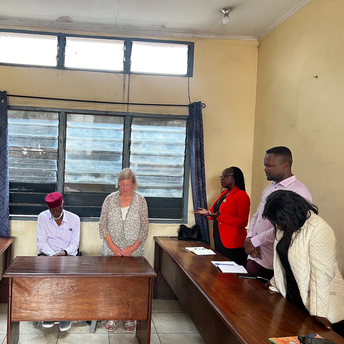 annytenga's tweet photo. Je suis fermement convaincu que le meilleur investissement que l’on puisse faire est dans le #capital_humain, en particulier à travers l’éducation. 
En soutenant nos #écoles et en valorisant le travail de nos #éducateurs, nous contribuons à bâtir un avenir plus prospère et inclusif pour nos enfants et notre société. 
Investir dans l’éducation, c’est investir dans le #changement durable.
@MinisterEDU_NC @malu_raissa 
@Tracy_Ntumba @HideOGAWA_AmbJP @UNESCOKinshasa