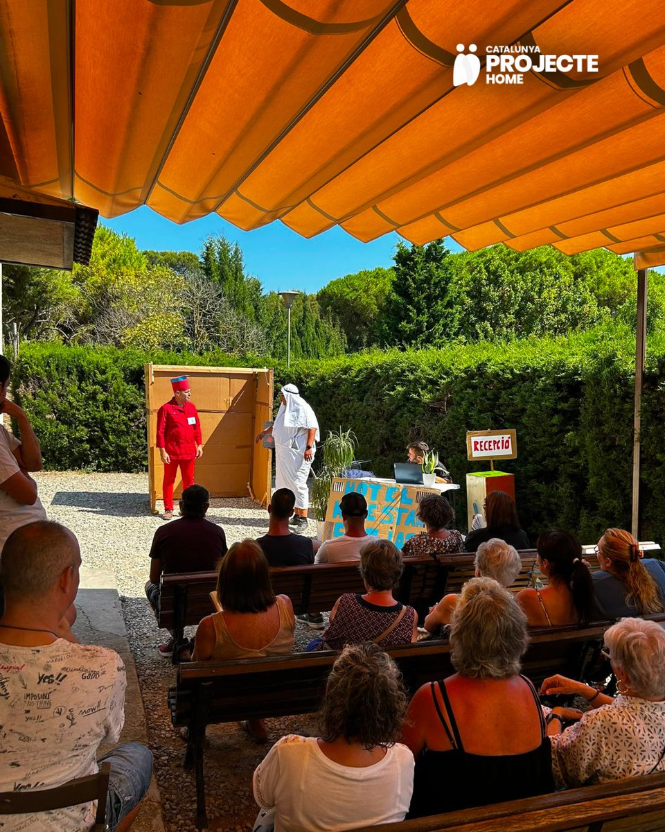projectehomeCAT's tweet photo. 🎭 Una de les activitats més esperades del Centre de Dia ha tornat a pujar a l’escenari.

Les persones usuàries han preparat una obra de teatre implicant-se en tot el procés: la construcció de la història, els assajos, el decorat i la posada en escena.

#CentreDeDia #Teatre https://t.co/3GZf4muLGv