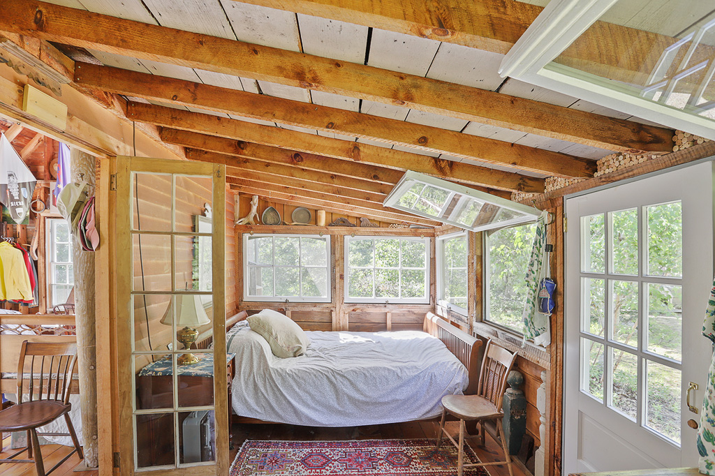TeaLaneMV's tweet photo. MARTHA'S VINEYARD CHARM -  JUST LISTED FOR $799,000.
An eclectic artists camp that takes you back to old school Martha's Vineyard living.  
Call us to inquire about 42 Field View Lane, West Tisbury  or click the link in bio
https://t.co/qrbYV60jdO https://t.co/hejvxGYpVV