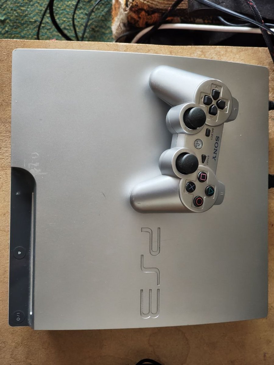 ggggg2366642069's tweet photo. народ, продам playstation 3! за 5к, робит, прошита, все в комплекте. забирайте, консольные энтузиасты, а я лично видюху купил давно https://t.co/4sfmx61OBZ