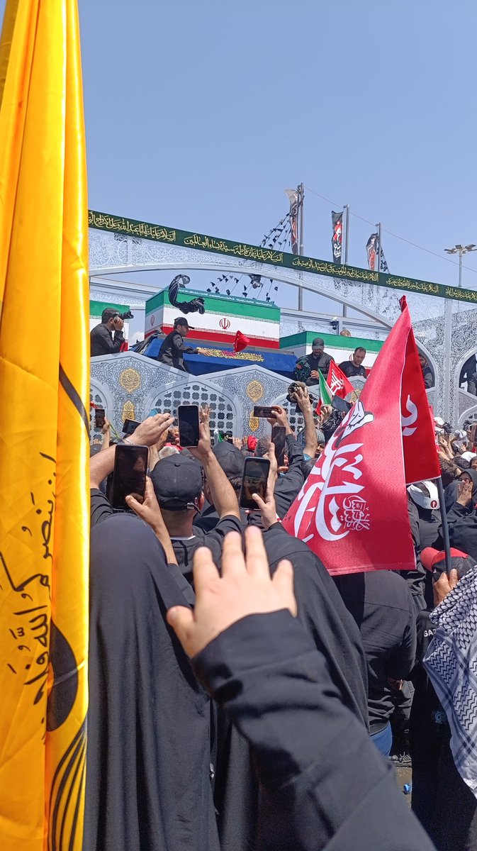 mhmdy_sdyq22946's tweet photo. بین الحرمین ایران» 
جایی که اشک و افتخار در هم آمیخته‌اند.
 امروز این مسیر، روایت دلدادگی مردمی است که پیکر شهید را بر دوش می‌کشند و آرمانش را در دل
#باید_برخاست
#منادی_بعثت https://t.co/kupcjMwvSY