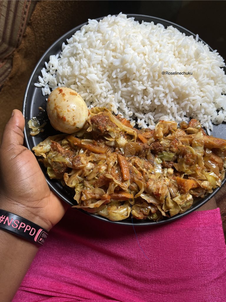 Roselinechuku's tweet photo. I’m having Rice and cabbage sauce for lunch 🥰🥰

HBU🥲 https://t.co/Iq2dLTR6DA
