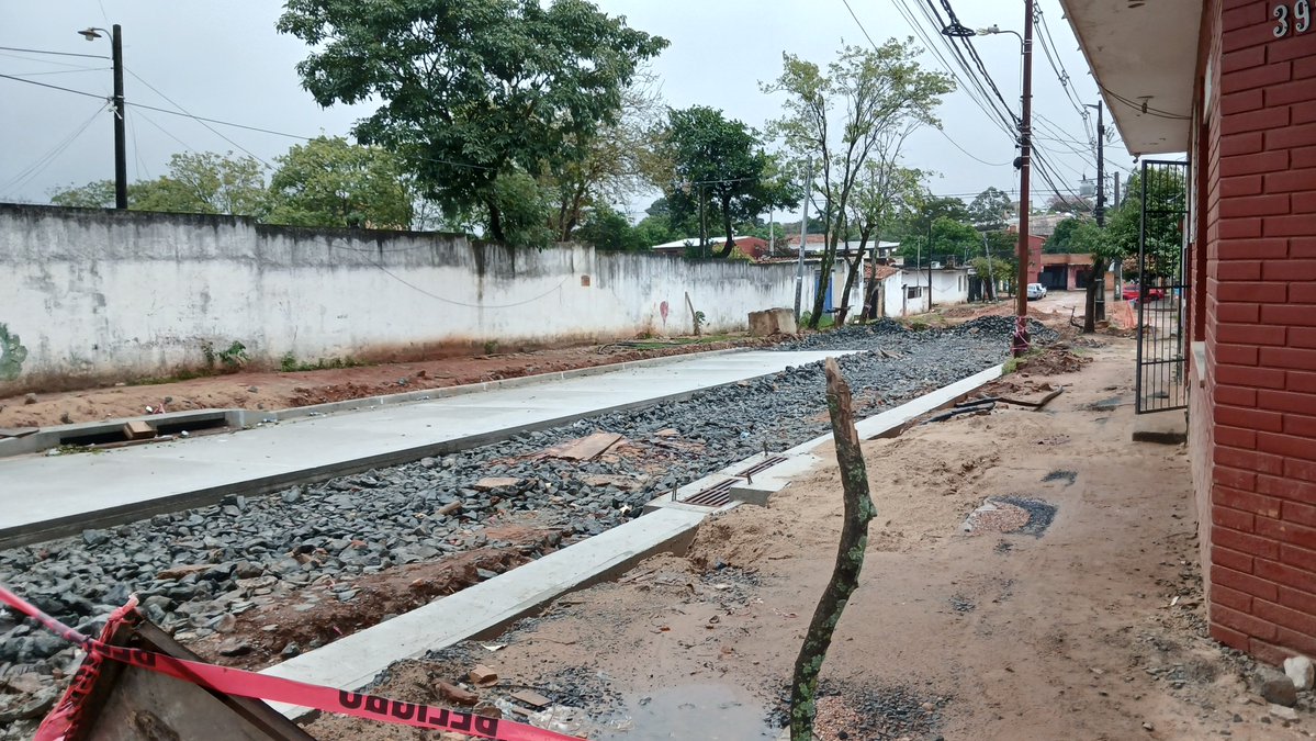 NOELIAOG's tweet photo. En el abandono total, obras sin terminar por meses! 
Nosotros y nuestros vehículos los más afectados por todo esto, un peligro constante! 
Es una verdadera vergüenza y tristeza! @AsuncionMuni háganse cargo! https://t.co/Y1HVmNlnmh